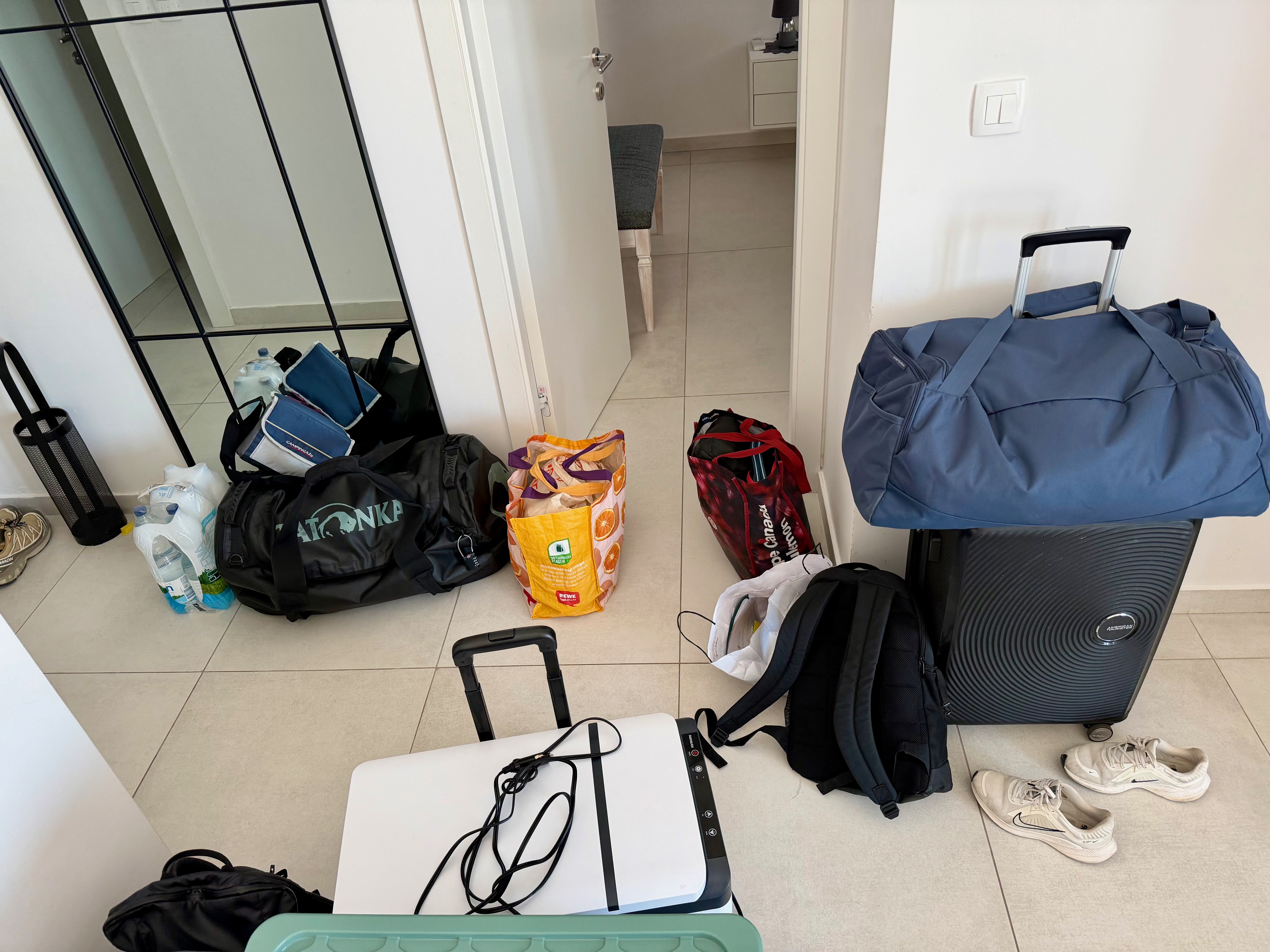 Reisegepäck und Kühlbox nach der Rückkehr vom Balkan-Roadtrip.