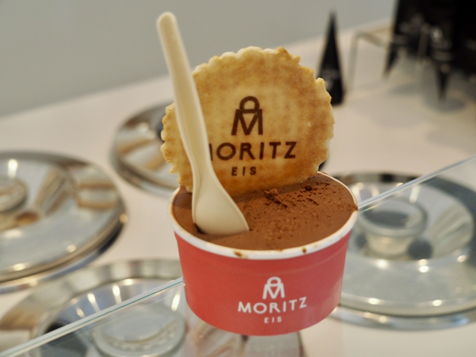Kleine Portion Eis als Reisealltagsdetail.