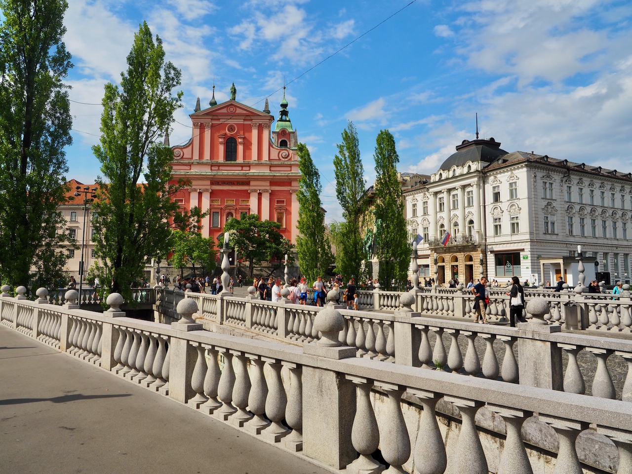 Blick auf die Altstadt von Ljubljana mit Brücken, Gebäuden und dem Fluss Ljubljanica.