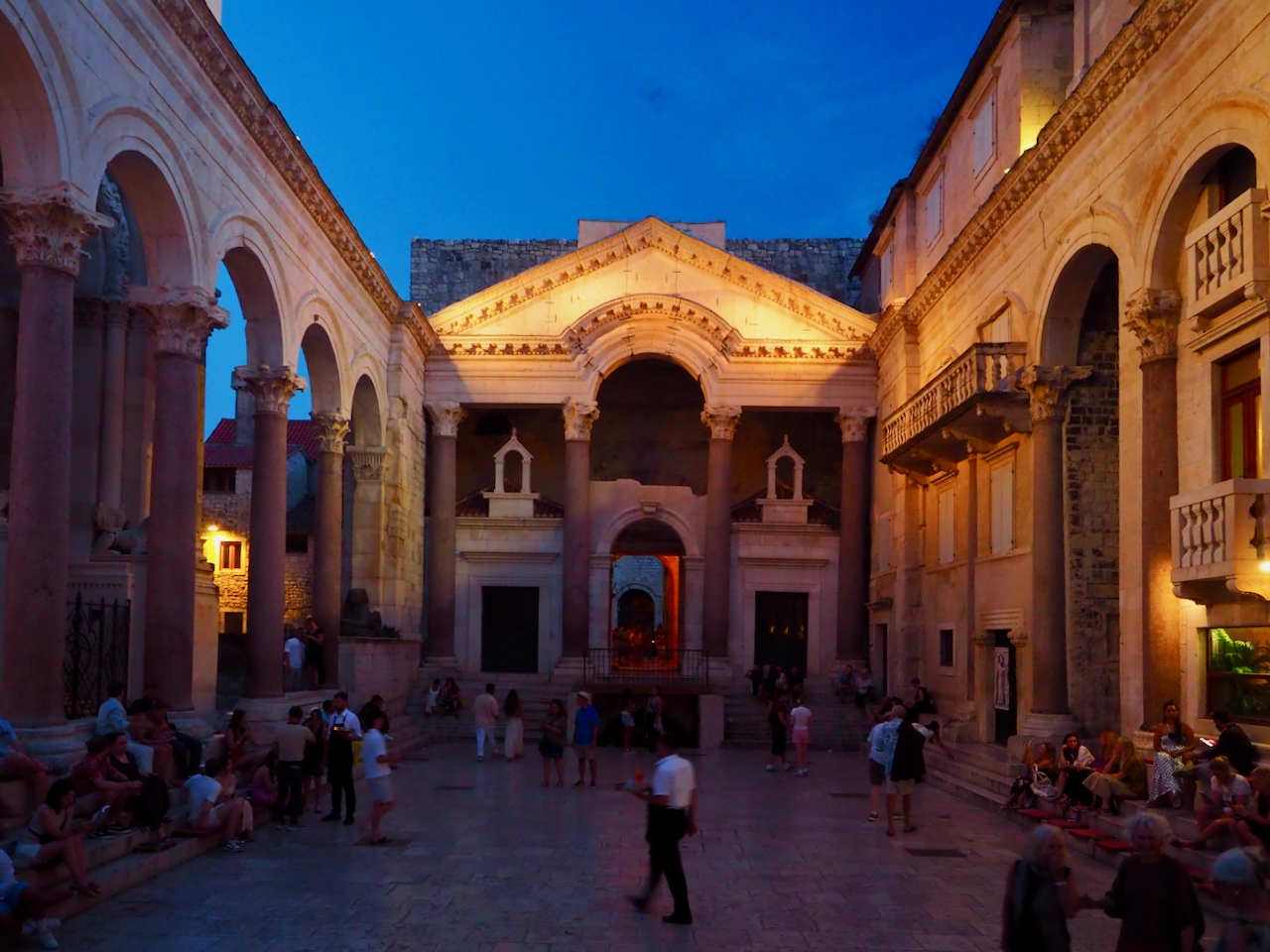 Ein historischer Platz im Diokletianpalast von Split bei Nacht.