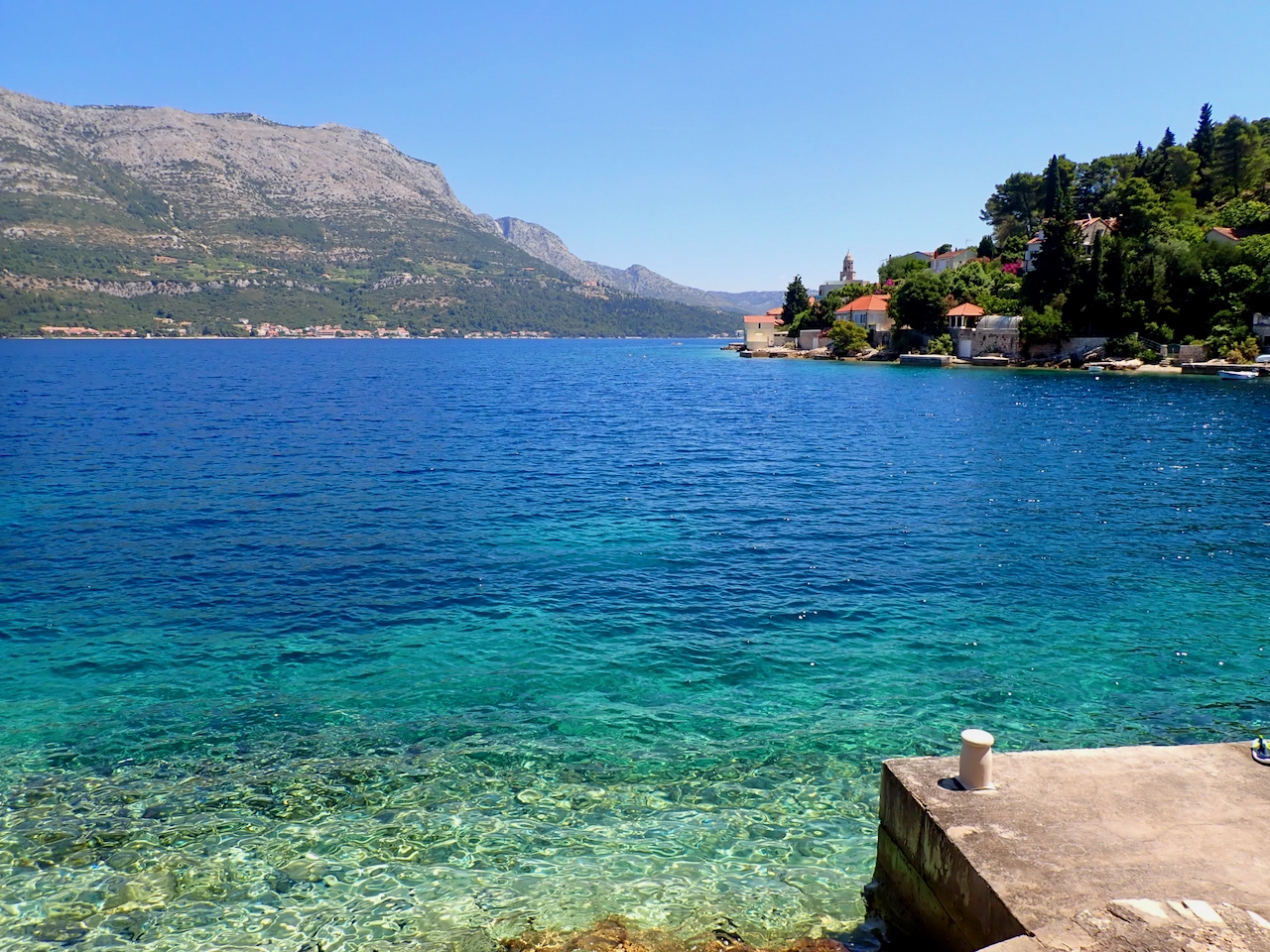 Ein felsiger Strand auf Korčula mit Blick auf das klare Meer.