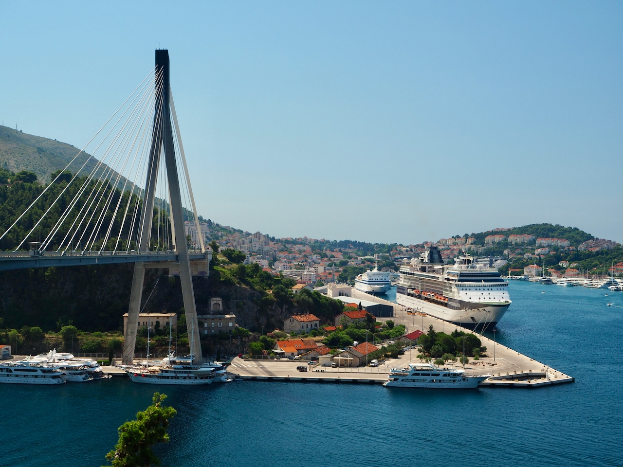 Die Franjo-Tuđman-Brücke überspannt die Bucht vor Dubrovnik.