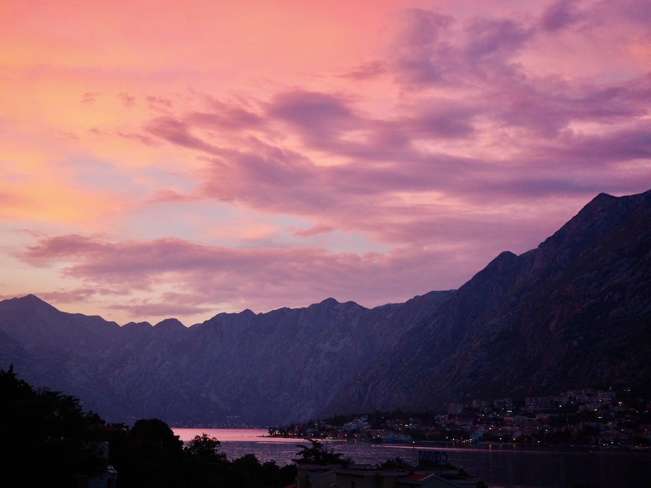 Die beleuchtete Altstadt von Kotor bei Nacht.