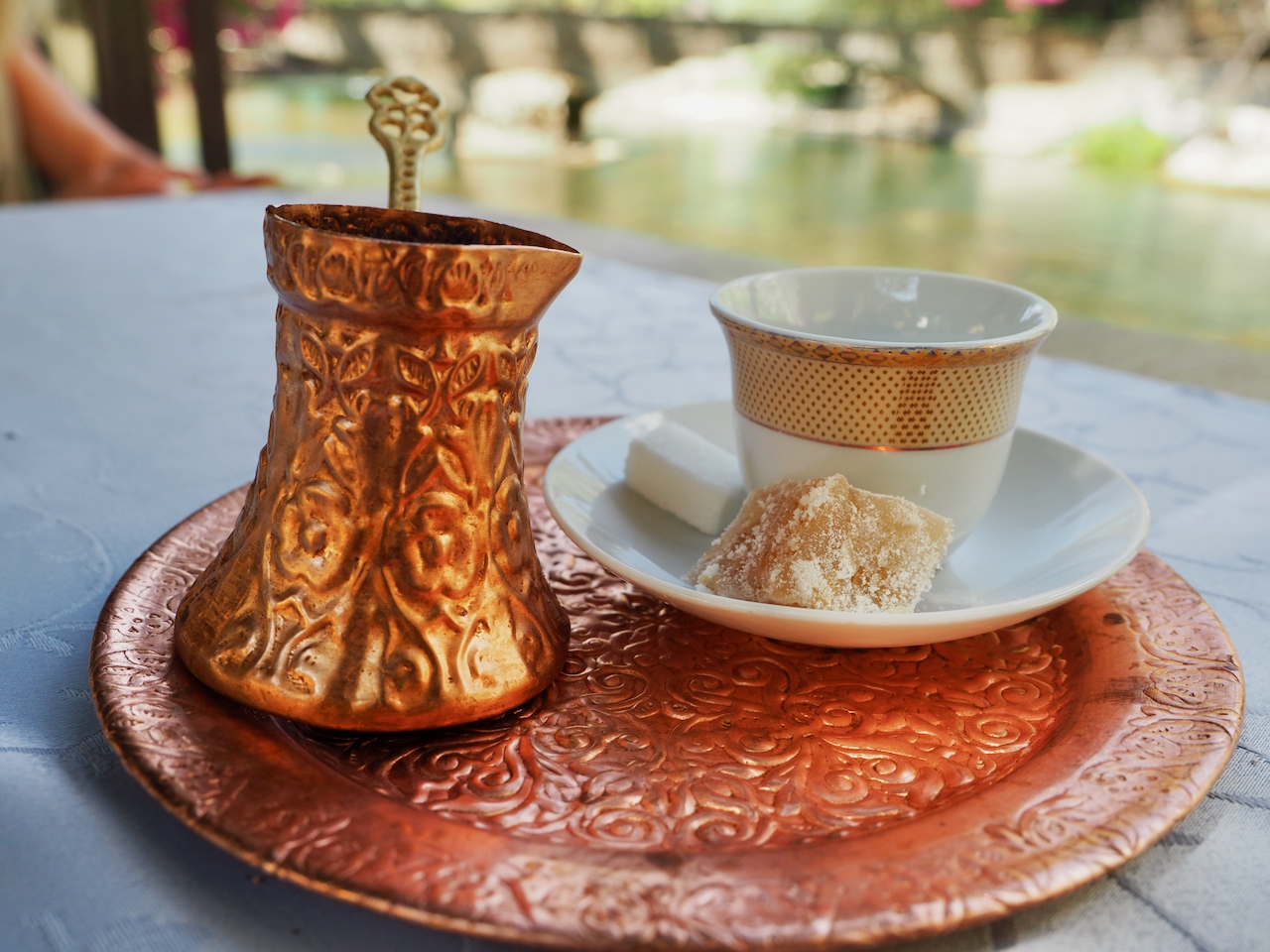 Eine Tasse bosnischer Kaffee steht in Blagaj auf einem Tisch.