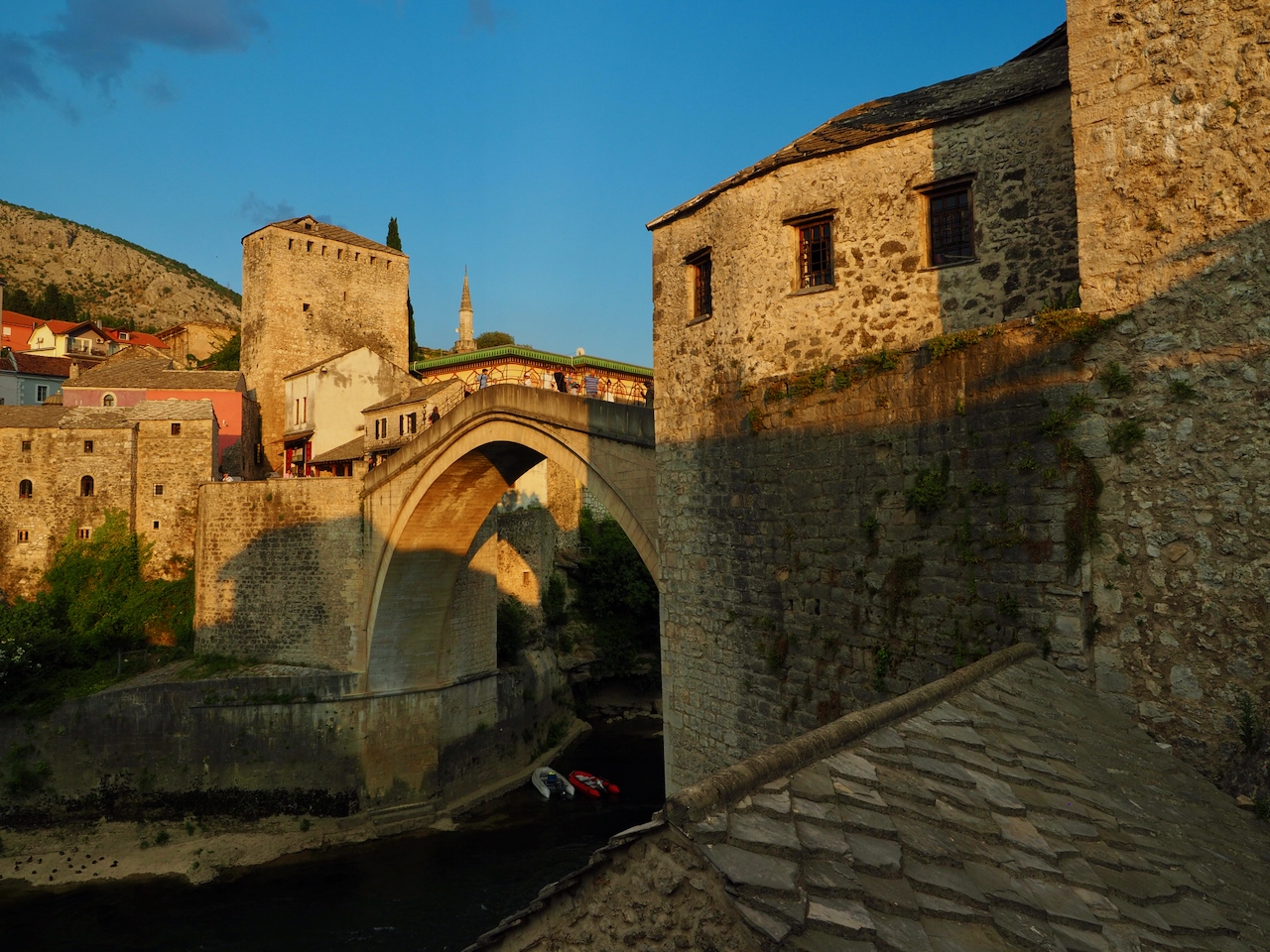 Die Stari Most überspannt die Neretva zwischen den Häusern der Altstadt von Mostar.