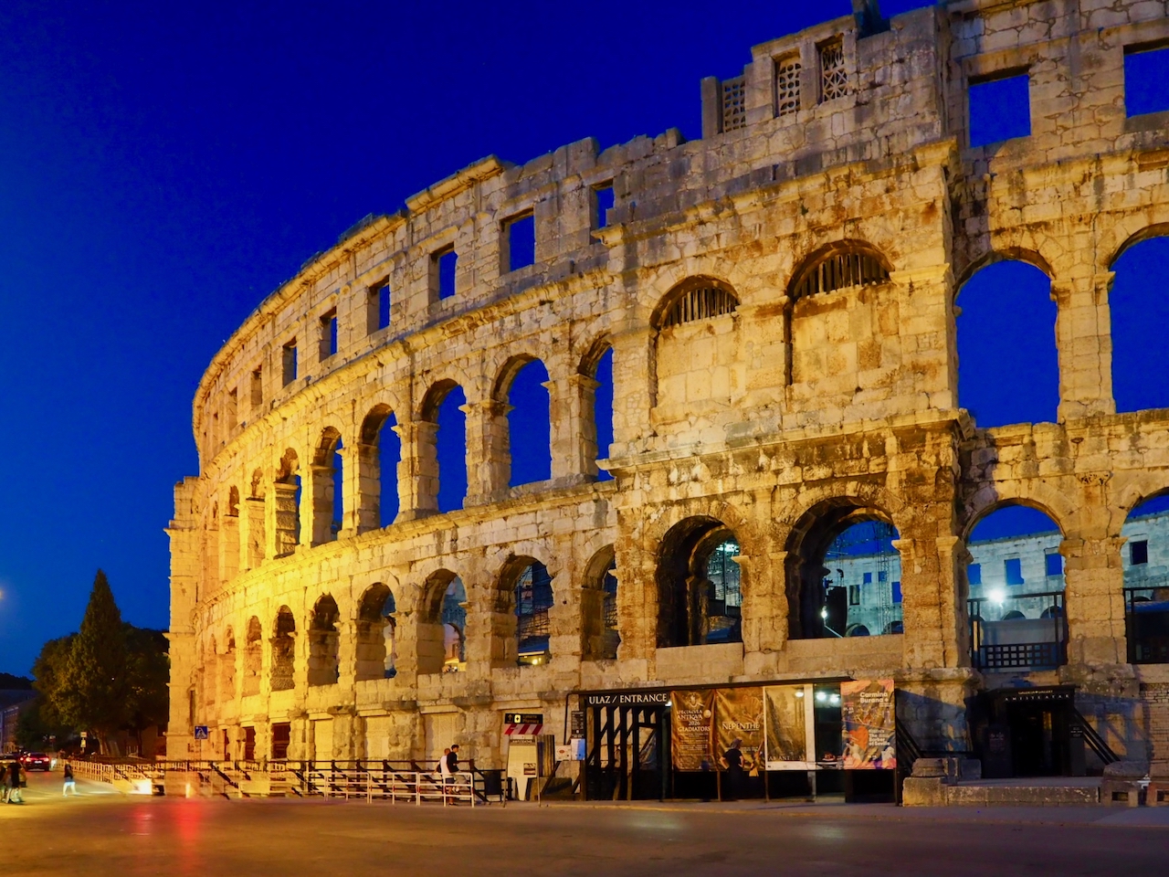 Das römische Amphitheater von Pula mit seinen hohen steinernen Arkaden.