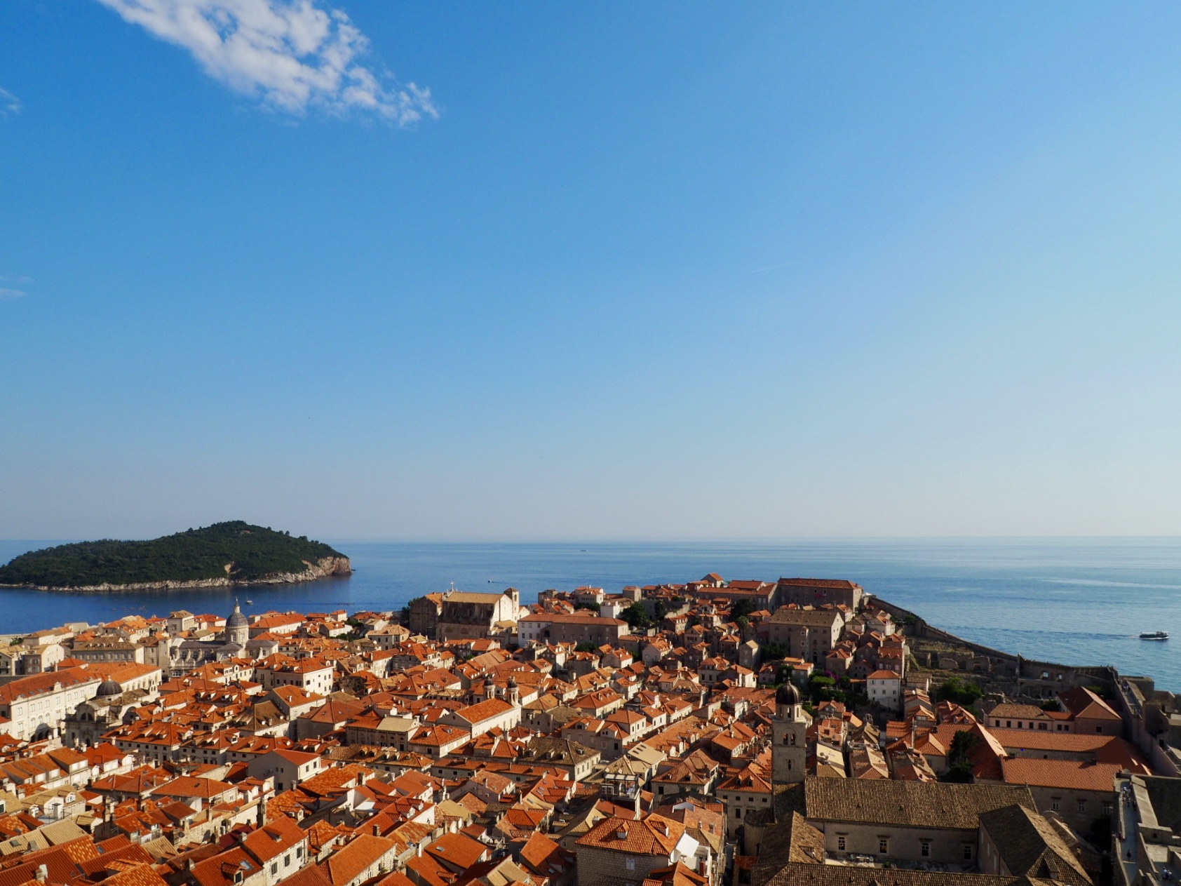 Dubrovnik von der Stadtmauer mit roten Dächern und Meer