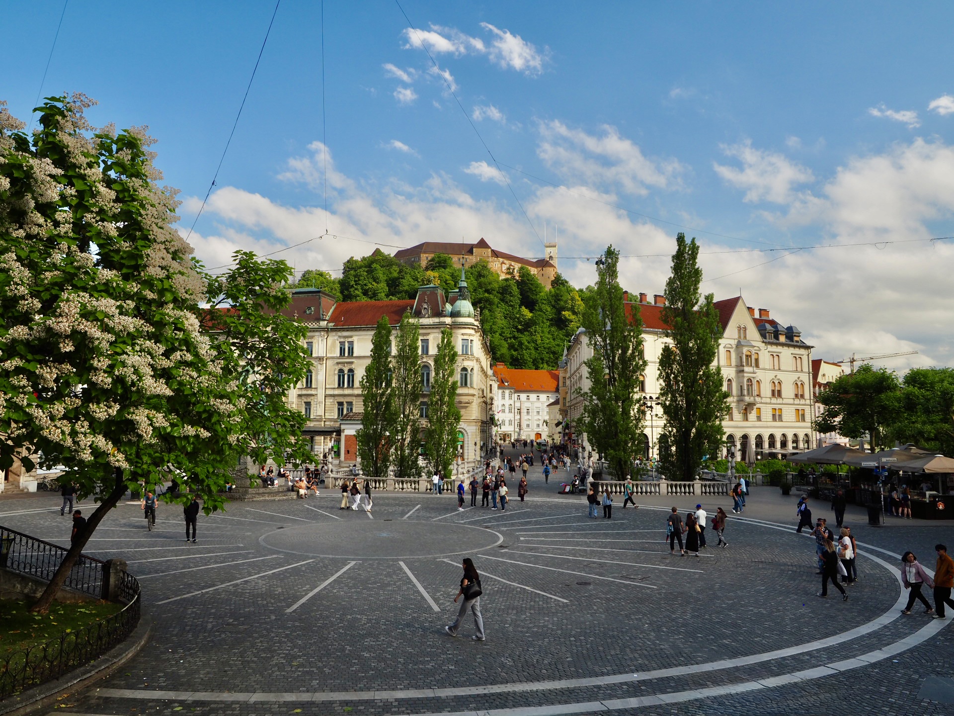 Ljubljana mit Platz, Festung und Menschen